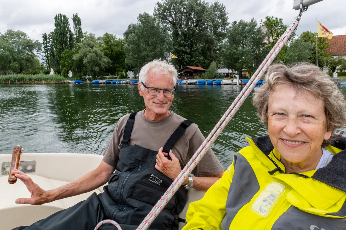 Mann und Frau auf einem Boot.